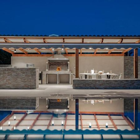 Antonia Villa - Luxurious Serenity With Private Pool, By Zantewize Kalipadhon Экстерьер фото