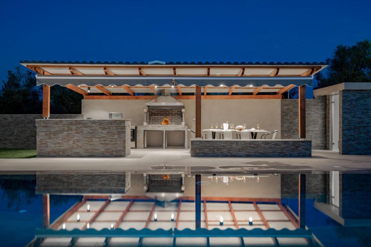 Antonia Villa - Luxurious Serenity With Private Pool, By Zantewize Kalipadhon Экстерьер фото