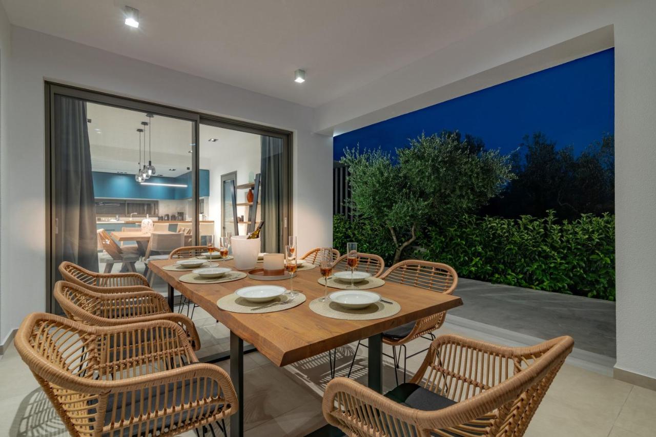 Antonia Villa - Luxurious Serenity With Private Pool, By Zantewize Kalipadhon Экстерьер фото